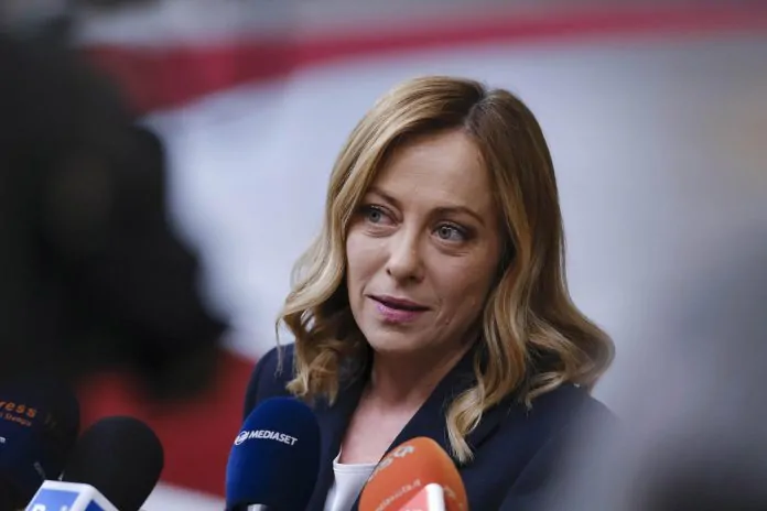 meloni_microfoni_fg-696×464-1-1.webp
